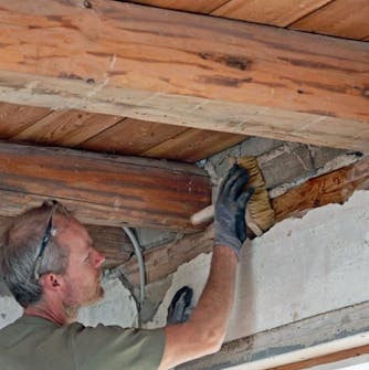 Frilagte tak bjelker: Børst vekk støv og all løstsittende puss Frilagte tak bjelker: Børst vekk støv og all løstsittende puss